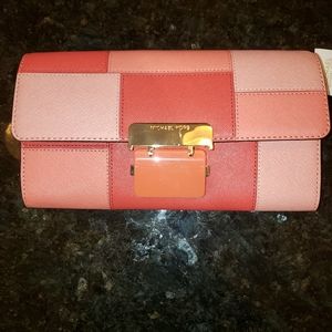 *CLOSET CLEANOUT*  Michael Kors Clutch